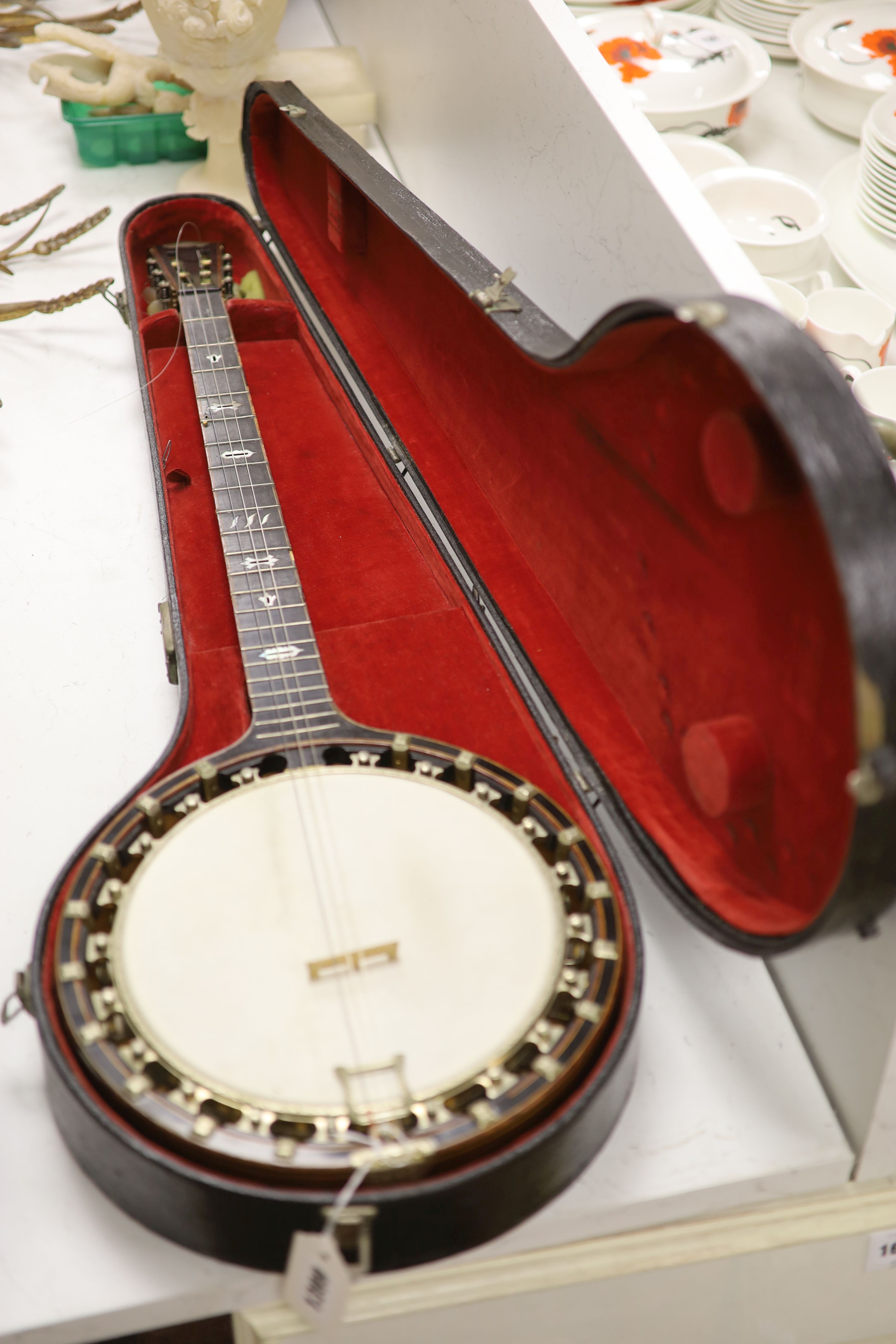 The Olly Oakley model zither banjo made by AO Windsor, 6 strings, cased, length 95cm